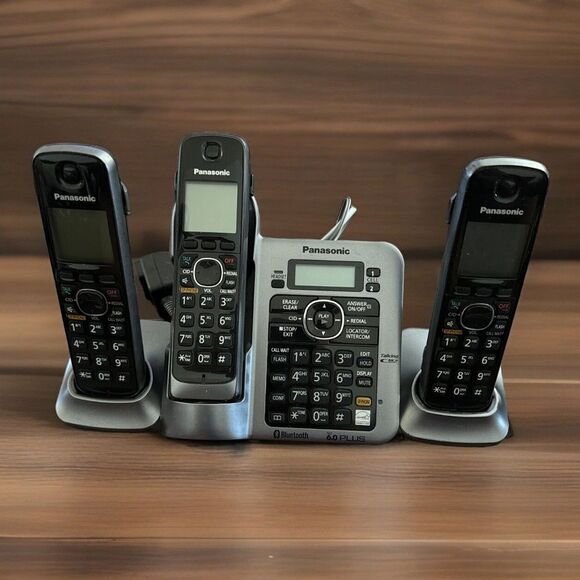 Panasonic KX-TG7641 DECT 6.0 Cordless Phone Main Base Plus 2 Handsets & Chargers - Picture 1 of 7